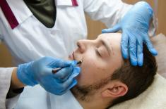 Dentysta nie może wykonywać zabiegów estetycznych poniżej twarzy