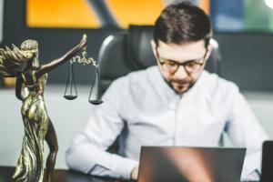 Na rynku coraz trudniej - adwokaci i radcy częściej "podwykonawcami" firm prawnych