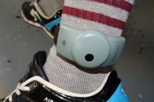 MS chwali się rozbudową dozoru elektronicznego, prawnicy apelują o częstsze stosowanie