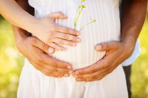 Rządowa strategia ma chronić rodziców, a może wypchnąć ich z rynku pracy