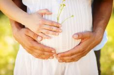 Rządowa strategia ma chronić rodziców, a może wypchnąć ich z rynku pracy