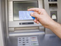 KE: Wydawcy kart kredytowych mają ostrzegać o ryzykownych zapisach w umowach