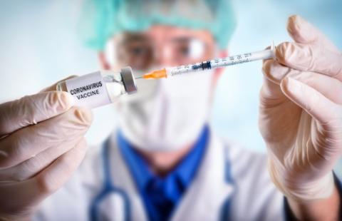 Rząd zachęca do szczepień - kolejną falą pandemii i odpłatnymi szczepieniami