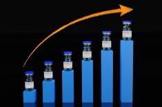 Rząd szuka pomysłów na zaszczepienie większości Polaków, ale nie słucha ekspertów