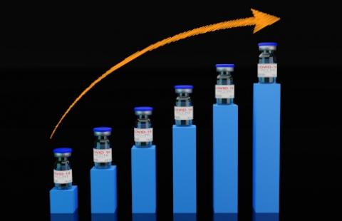 Rząd szuka pomysłów na zaszczepienie większości Polaków, ale nie słucha ekspertów