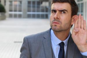 Badanie: Instytucje i firmy potrzebują narzędzi, by sprostać wymogom dyrektywy o sygnalistach