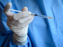 MZ: Osoby z niepożądanymi odczynami mogą mieszać szczepionki