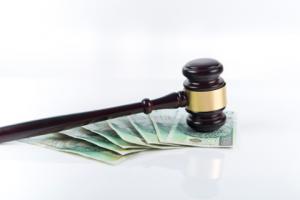 Pracownicy zwolnieni w pandemii idą do sądów