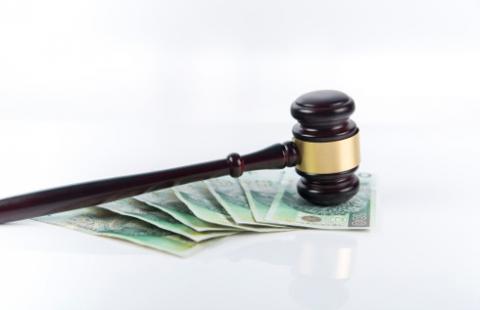 Pracownicy zwolnieni w pandemii idą do sądów