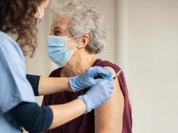 Będą bezpłatne szczepienia przeciw grypie dla wybranych  osób i grup zawodowych