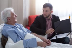 Wyjazd notariusza do schorowanego klienta - dobra wola, nie obowiązek