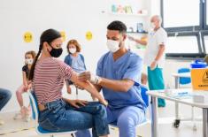 Rodzic może towarzyszyć dziecku przy szczepieniu