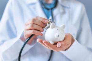 Młodzi lekarze nie chcą pracować po 300 godzin, a szpitalom brakuje kadr