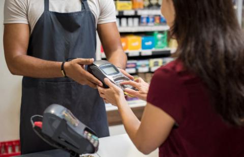 Rząd będzie premiował płatności bezgotówkowe, ale korzyści niezbyt duże