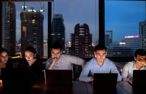 Późny powrót z podróży służbowej to powód do usprawiedliwionej nieobecności w pracy, ale nie do płacy