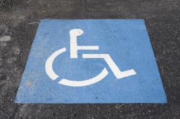 NSA: Nie każdy niepełnosprawny ma prawo do karty parkingowej