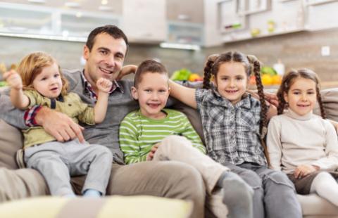 Świadczenie "Mama 4 plus" tylko, gdy wszystkie dzieci dożyły pełnoletności?