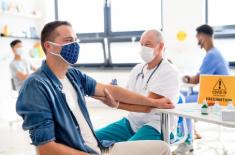 Łotwa: Przedsiębiorcy będą mogli zwalniać z pracy tych, którzy nie chcą się szczepić przeciw Covid-19