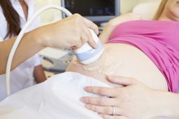 MZ: Można przerwać ciążę, gdy życie lub zdrowie matki zagrożone