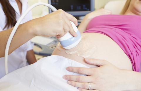 MZ: Można przerwać ciążę, gdy życie lub zdrowie matki zagrożone
