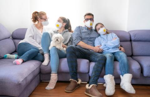 Szczepienie przeciwko Covid-19 a kwarantanna po kontakcie z zarażonym - jak jest, jak było