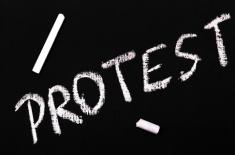 Protest pracowników szkolnictwa wyższego i nauki - żądają 17 proc. podwyżek. MEiN rozważy postulaty