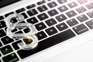 Policjanci zwalczający cyberprzestępczość zyskają uprawnienia takie same, jak ich koledzy