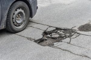 Dziura w drodze - możliwe odszkodowanie za uszkodzenia auta, ale potrzebne dowody