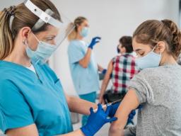 Sejm: Komisja wraca do projektu o weryfikacji szczepień przez pracodawców