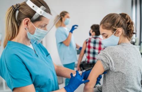 Sejm: Komisja wraca do projektu o weryfikacji szczepień przez pracodawców