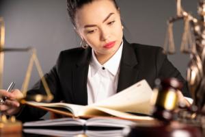 Obecna aplikacja za droga dla młodego prawnika? Wraca temat "uniwersyteckiej"