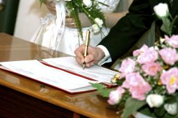Ślub w maseczkach - niejasne przepisy o ceremoniach w USC