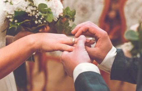 Ślub w maseczkach - niejasne przepisy o ceremoniach w USC