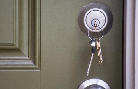 Mieszkanie małżonków podaruje rodzicom bez podatku tylko syn lub córka