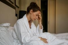 Depresja poporodowa rzadko leczona - przepisy są, ale o pomoc trudno