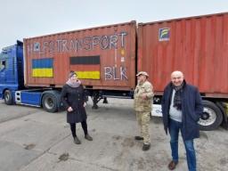 Pomoc Ukrainie płynie wieloma kanałami, ale czas na korytarz humanitarny