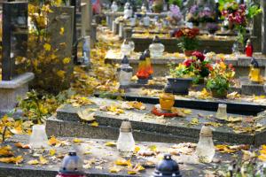 Zasiłki pogrzebowe - z roku na rok coraz więcej Polaków umiera