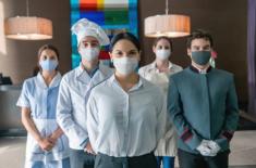 W hotelu Marriott wszyscy powinni nosić maseczki. Nawet, gdy śpią, jedzą i piją