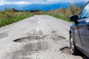 Kłopotliwe koszty usuwania zabrudzeń drogi po wypadku