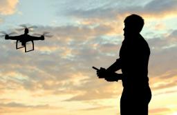 SN ustali, czy dron latający nad posesją dokuczał sąsiadowi