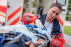 Minister zwiększy uprawnienia ratowników medycznych