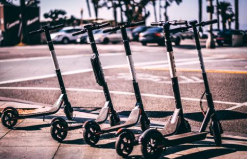 Surowa kara za "cykliczne" opłaty za hulajnogi