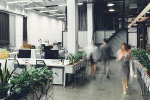 Raport: Większość firm chce powrotu pracowników do biur