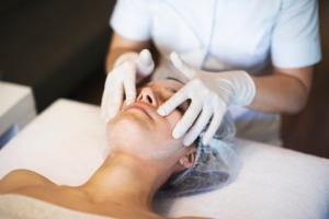 Kosmetyczka biegłą od procedur medycznych - sądy mają problem z weryfikacją