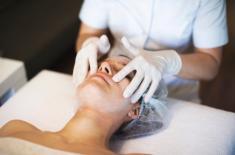 Kosmetyczka biegłą od procedur medycznych - sądy mają problem z weryfikacją