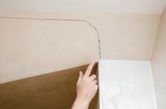 Popękane ściany, nieszczelne okna - usuwanie wad według nowych zasad nie będzie łatwe