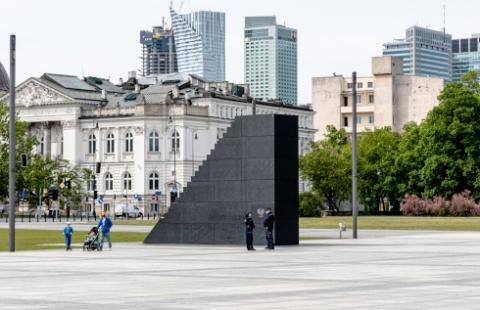 Plakat na Pomniku Ofiar Tragedii Smoleńskiej - jest skarga nadzwyczajna prokuratury