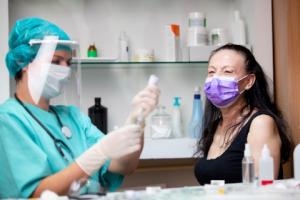 Nie tylko Covid-19. Apteki chciałyby szczepić także przeciwko grypie i pneumokokom