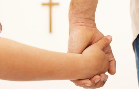 Raport komisji: Dużo przypadków pedofilii w rodzinach i w Kościele