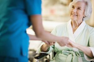 Geriatrzy i łóżka w szpitalach dla seniorów potrzebne od zaraz